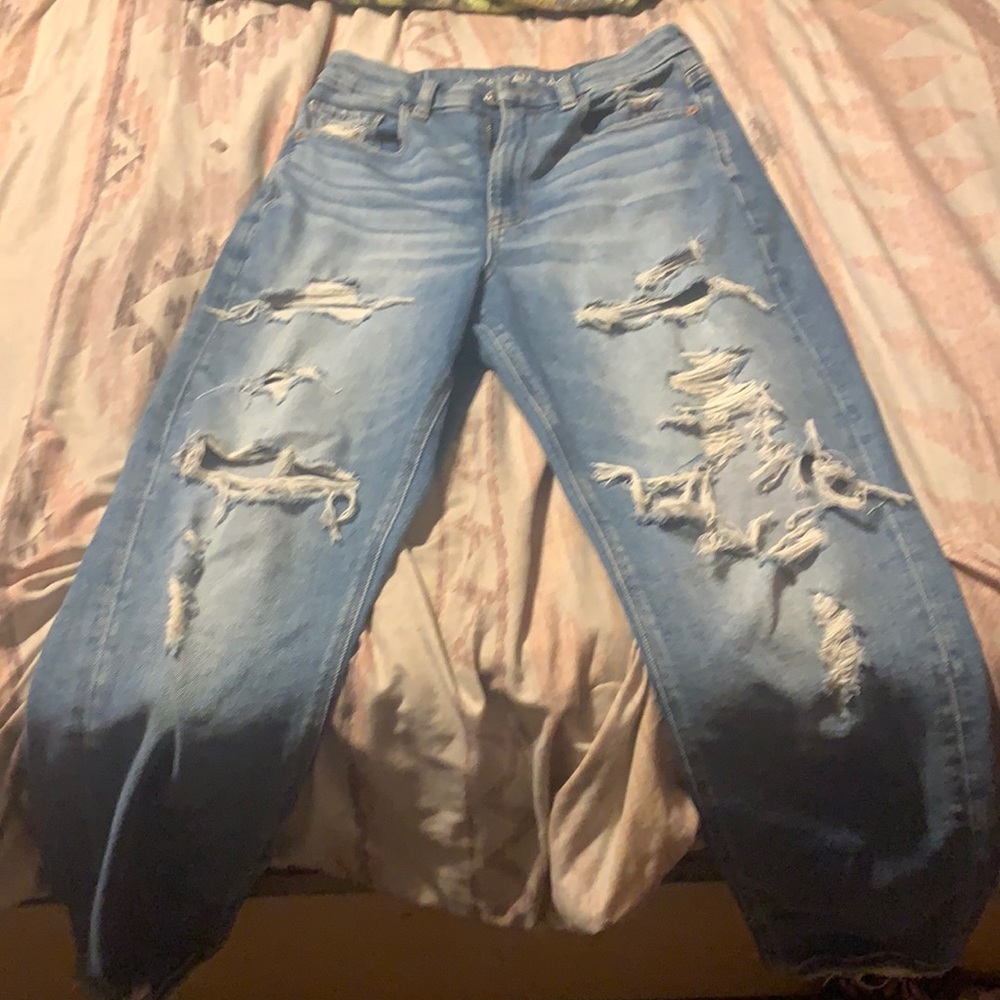 Distressed American Eagle mom jeans size 6